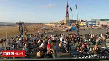 Blackpool crowds ignore Covid 'last blast' warning