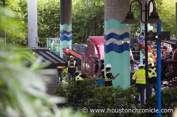 Big rig flies off I-45 downtown near Houston Aquarium - Houston Chronicle