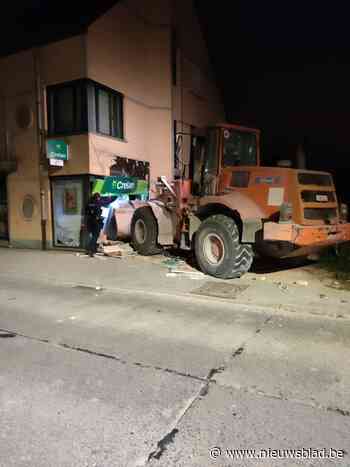 Overvallers rijden bank binnen met bulldozer: “Minutenlang op gebouw ingebeukt”