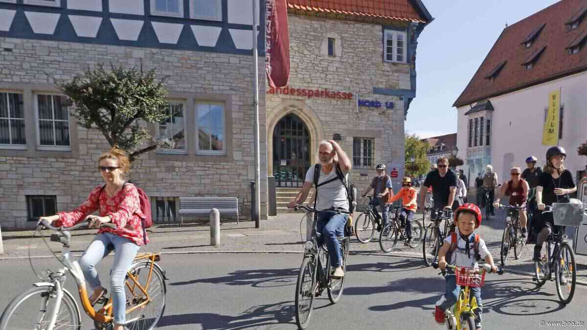 Demonstration in Bad Gandersheim: 120 Fahrradfahrer kritisieren Beseitigung der Fahrradschutzstreifen - HNA.de