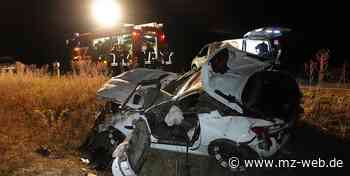 Fahrer stirbt noch vor Ort: Bei Quedlinburg: Auto überschlägt sich nach Überholmanöver - Mitteldeutsche Zeitung