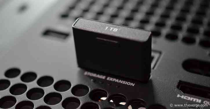 A closer look at the Xbox Series X controller and 1TB expansion cards