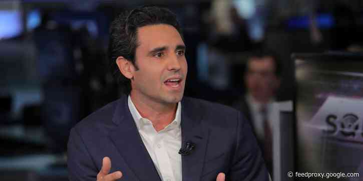 The father-son billionaires behind online used-car seller Carvana saw their fortunes soar $5 billion in a day as the company projects record profits