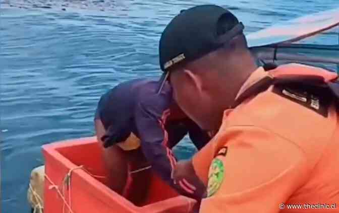 VIDEO. Increíble rescate: Pescador estuvo tres días flotando en una hielera luego de perderse en el mar