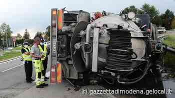 Modena Si ribalta con il camion spurgo vicino alla rotonda dell’uva - La Gazzetta di Modena
