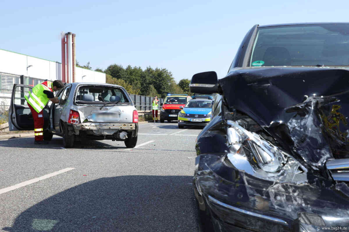 Unfall in Kesselsdorf: Mercedes kracht an der Ampel wartendem Nissan ins Heck! - TAG24