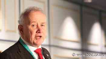 Coronavirus: People being allowed in pubs but not stadiums 'bizarre' - EFL's Rick Parry