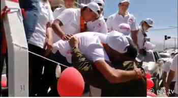 En Tarija, un coronel abraza a Camacho durante la campaña - eju.tv