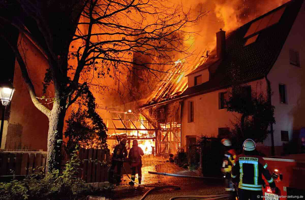 Feuerwehreinsatz in Weil der Stadt - Großbrand im Merklinger Ortskern hält Einsatzkräfte in Atem - Stuttgarter Zeitung