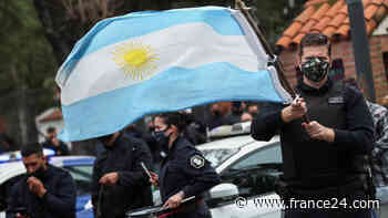 Policías de la provincia de Buenos Aires protestan frente a la residencia presidencial - FRANCE 24 Español