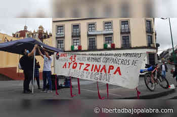 Con la colocación de una loma en Plaza Lerdo, conmemoran el sexto aniversario de la desaparición de 43 normalistas de Ayotzinapa - Libertadbajopalabra.com