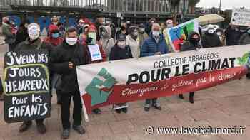 Les défenseurs du climat se sont réunis devant la gare à Arras - La Voix du Nord
