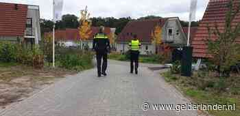 Politielinten in Delden na vondst dode Pool (49) in bungalow: ‘Dit verwacht je hier toch niet?’