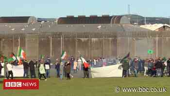 Maghaberry Prison: Officer injured during demonstration