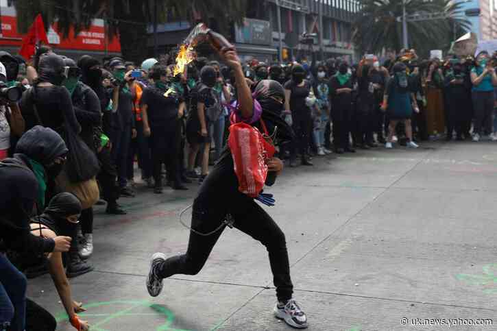 Mexican women demanding legalization of abortion clash with police