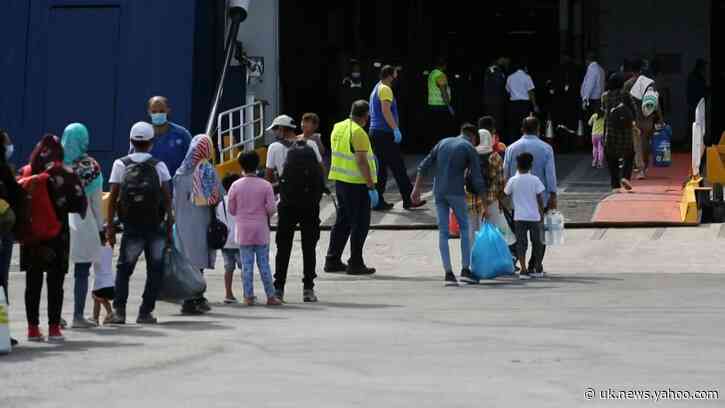 Greece steps up refugee transfers from congested Lesbos