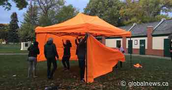 Lethbridge group sets up unsanctioned overdose prevention site in Galt Gardens - Global News