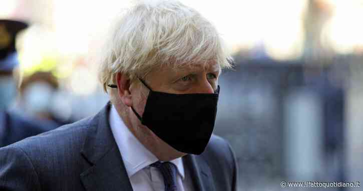 La gaffe di Boris Johnson sulle restrizioni nel nord della Gran Bretagna: spiega la legge sbagliata. L’opposizione: “Incompetente”