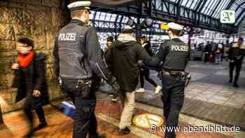 Hamburg: Sturzbetrunkener belästigt Frau – von Polizisten weggetragen