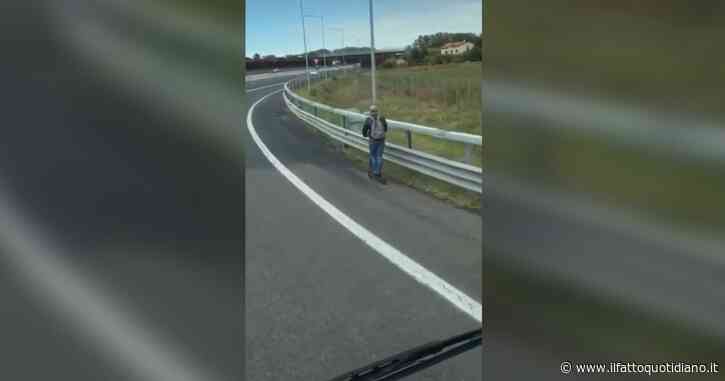 Rimini, 20enne percorre 10 chilometri di autostrada sul monopattino elettrico e viene multato: sui social spunta un video del gesto