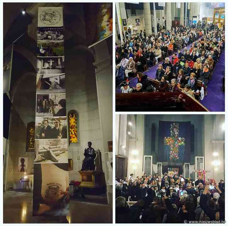 Doek met Tom Hercks’ gekruisigde koe op uit kerk in Nice gestolen: “Religieuze fanatiekelingen”