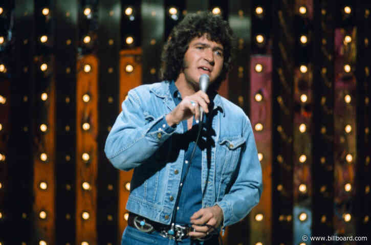 Mac Davis’ Biggest Billboard Hits: His Hot 100 No. 1 ‘Baby Don’t Get Hooked on Me’ & More