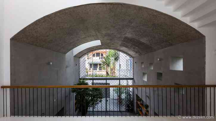 Arched living spaces open up Vom House to the outside