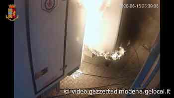 Modena, le immagini del rogo appiccato per vendetta alla Gastronomia La Ducale - Gazzetta di Modena