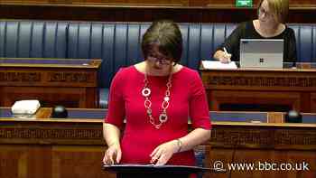 Pubs and restaurants must shut in NI at 11pm