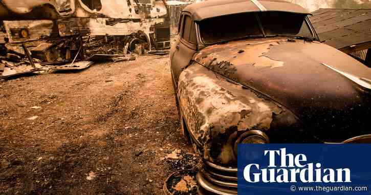 'We had minutes': California Glass wildfire rips through wine country – video report