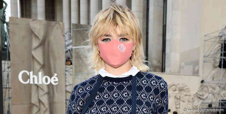 Maisie Williams Wears Pink Mask Sitting Front Row at Chloe Fashion Show