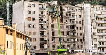 Via Garibaldi 20, è iniziata la demolizione del condominio - Alto Adige