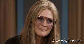 How Julie Taymor Brings Visual Flair to ‘The Glorias’