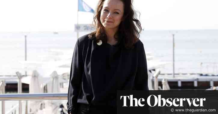 Samantha Morton apologises on radio for knife threat to girl when she was 14