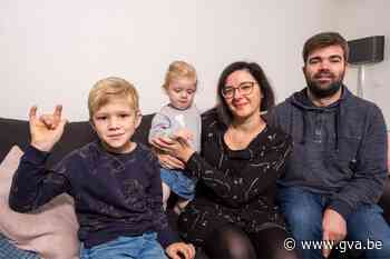 Buren leren gebarentaal om te kunnen praten met Wout (6), die sinds geboorte doof is - Gazet van Antwerpen
