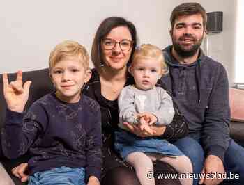 Hele straat volgt lessen gebarentaal voor Wout (6): “Hij is zo fier dat zij dat willen doen”