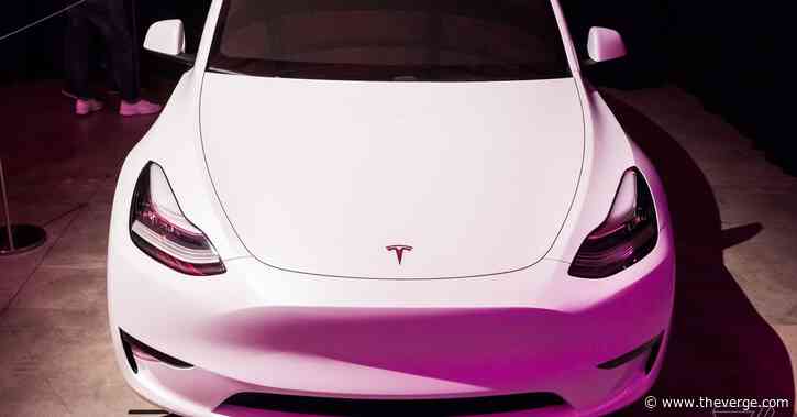 Tesla convertible? Model Y roof flies off while owners drive down California highway