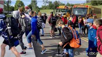 Masks mandatory for high school students, organized sports prohibited in Quebec's red zones