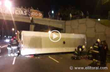 Buenos Aires: un colectivo urbano cayó de un puente sobre la General Paz - El Litoral