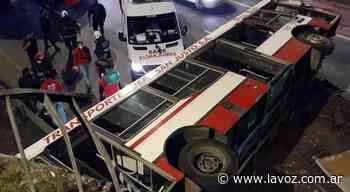Buenos Aires: así cayó un colectivo desde un puente en la avenida General Paz - La Voz del Interior
