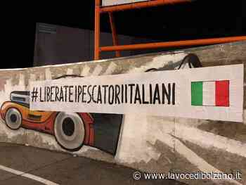 Libia: "Liberate i pescatori italiani". Striscioni a Bolzano e in tutta Italia. L'appello al governo dei consiglieri comunali e regionali - La Voce di Bolzano