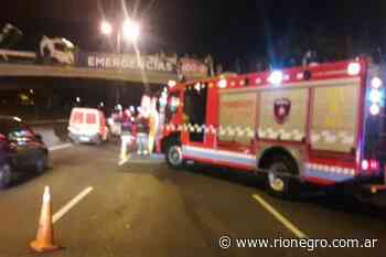 Buenos Aires: así cayó un colectivo desde un puente a la avenida General Paz - Diario Río Negro