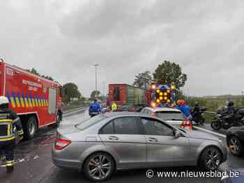 E40 richting Gent volledig dicht na ongeval met vrachtwagen