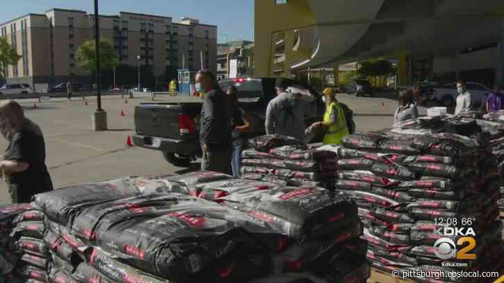 Animal Friends, Pirates Team Up To Hand Out 17,000 Pounds Of Pet Food To Owners In Need