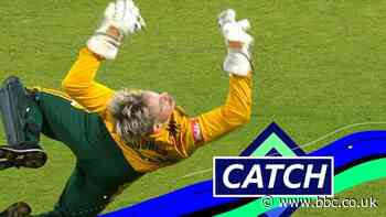 T20 Blast final: Notts Outlaws wicketkeeper Tom Moores acrobatically removes Jamie Overton