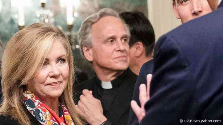 Students formally chastise Notre Dame president for not wearing mask at White House