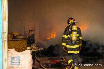 Incêndio destrói fábrica de bordados e barracão de recicláveis em Ibitinga - G1