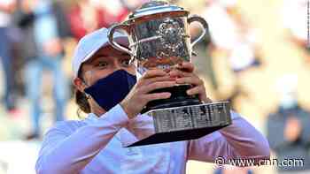 Unseeded teen Swiatek wins French Open