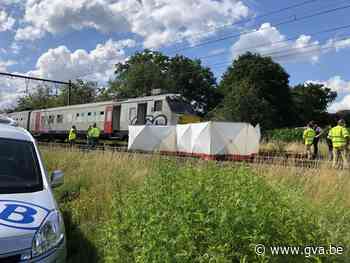 Auto meegesleurd door trein in Bouwel (Grobbendonk) - Gazet van Antwerpen Mobile - Gazet van Antwerpen