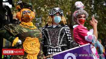 'Panto parade' highlights the plight of arts venues - BBC News